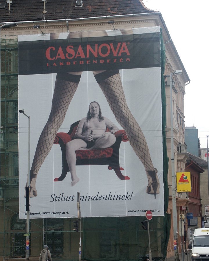 Házfalra feszített molinó