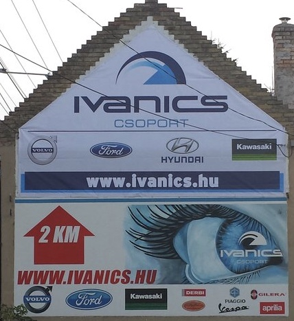 Épületre feszített reklámháló