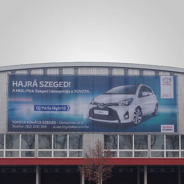 Nagyméretű molinó épületen kifeszítve